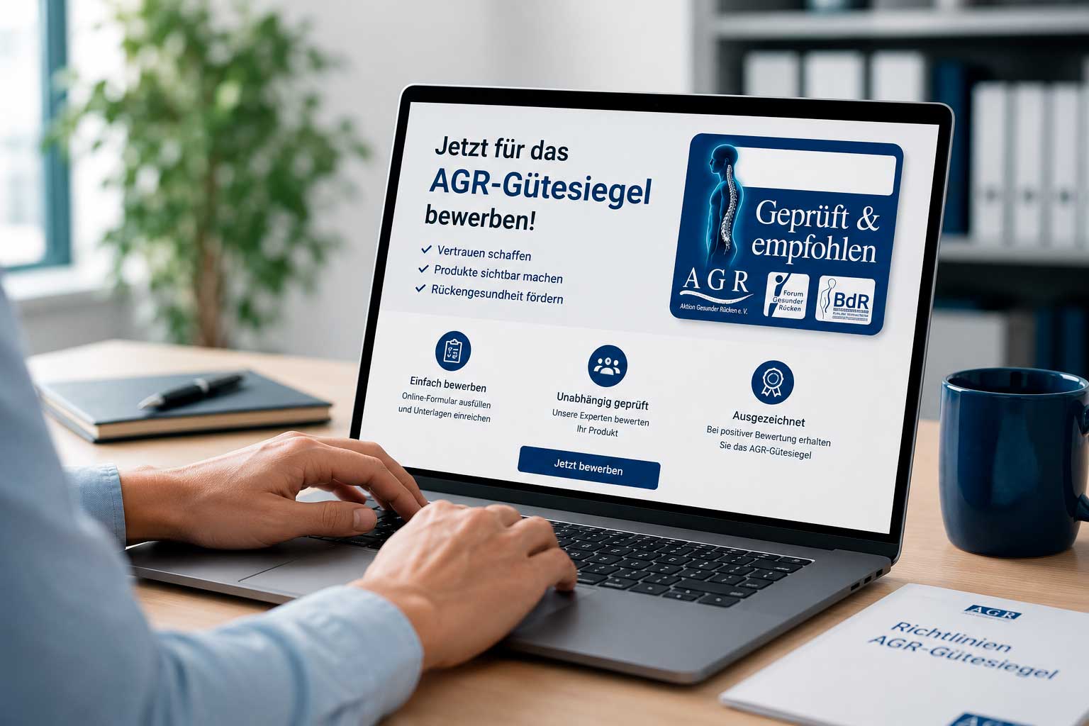 Person bewirbt sich online für das AGR-Gütesiegel am Laptop im modernen Büro.