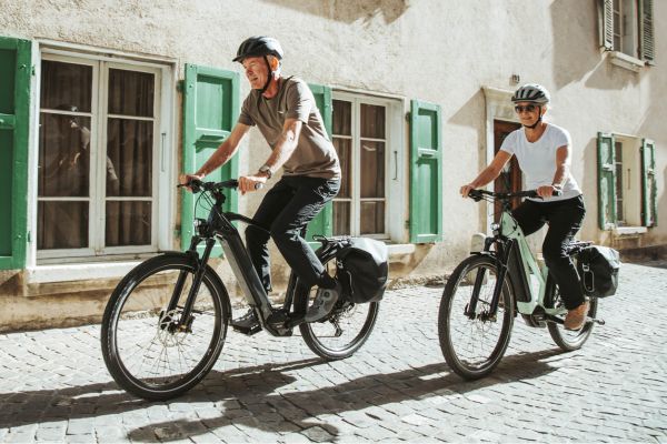 Frau und Mann fahren Fahrrad in der Stadt.