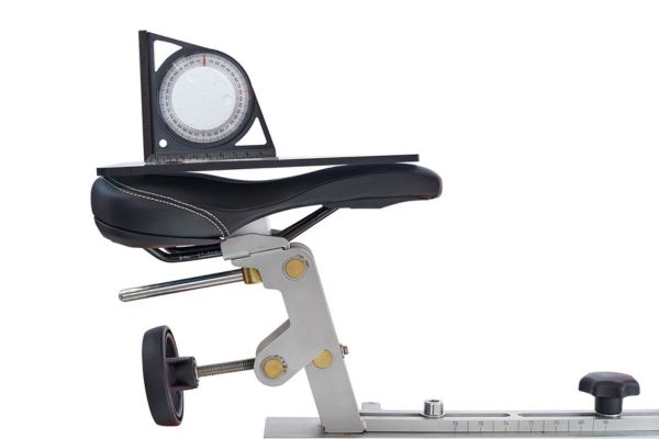 Auf dem Sattel eines Fahrradmodells liegt eine Wasserwaage in neutraler Position.