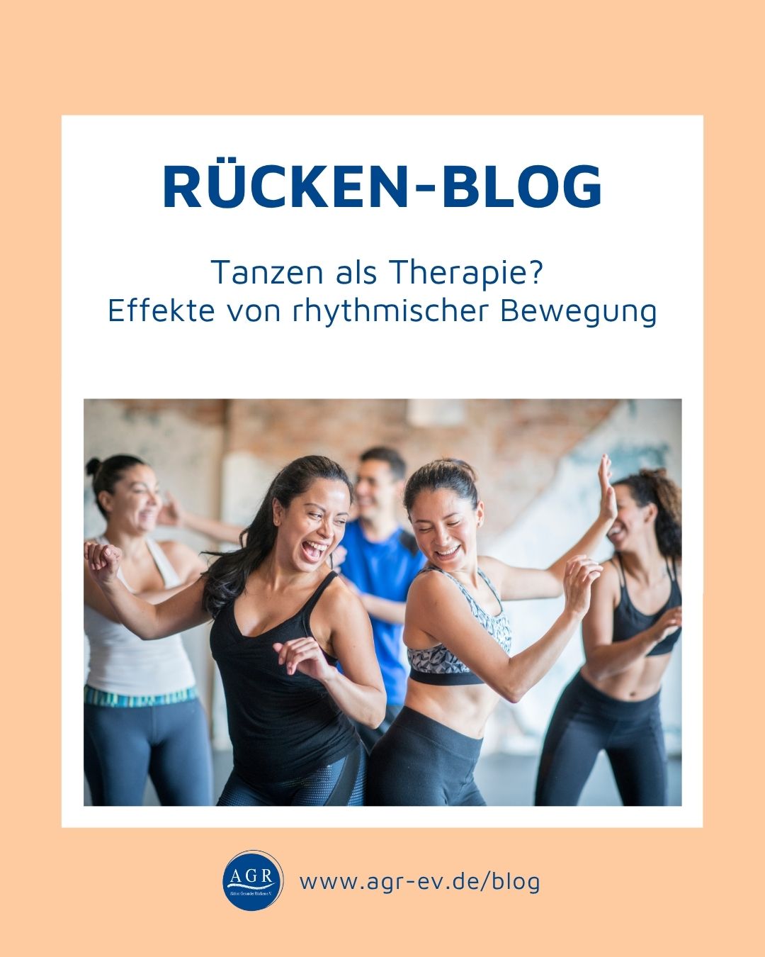 Mehrere Menschen tanzen gemeinsam in einem Kursraum und bewegen sich zu Musik in der Gruppe, Führt zu Blog Tanzen als Therapie? 5 mögliche Effekte von rhythmischer Bewegung.