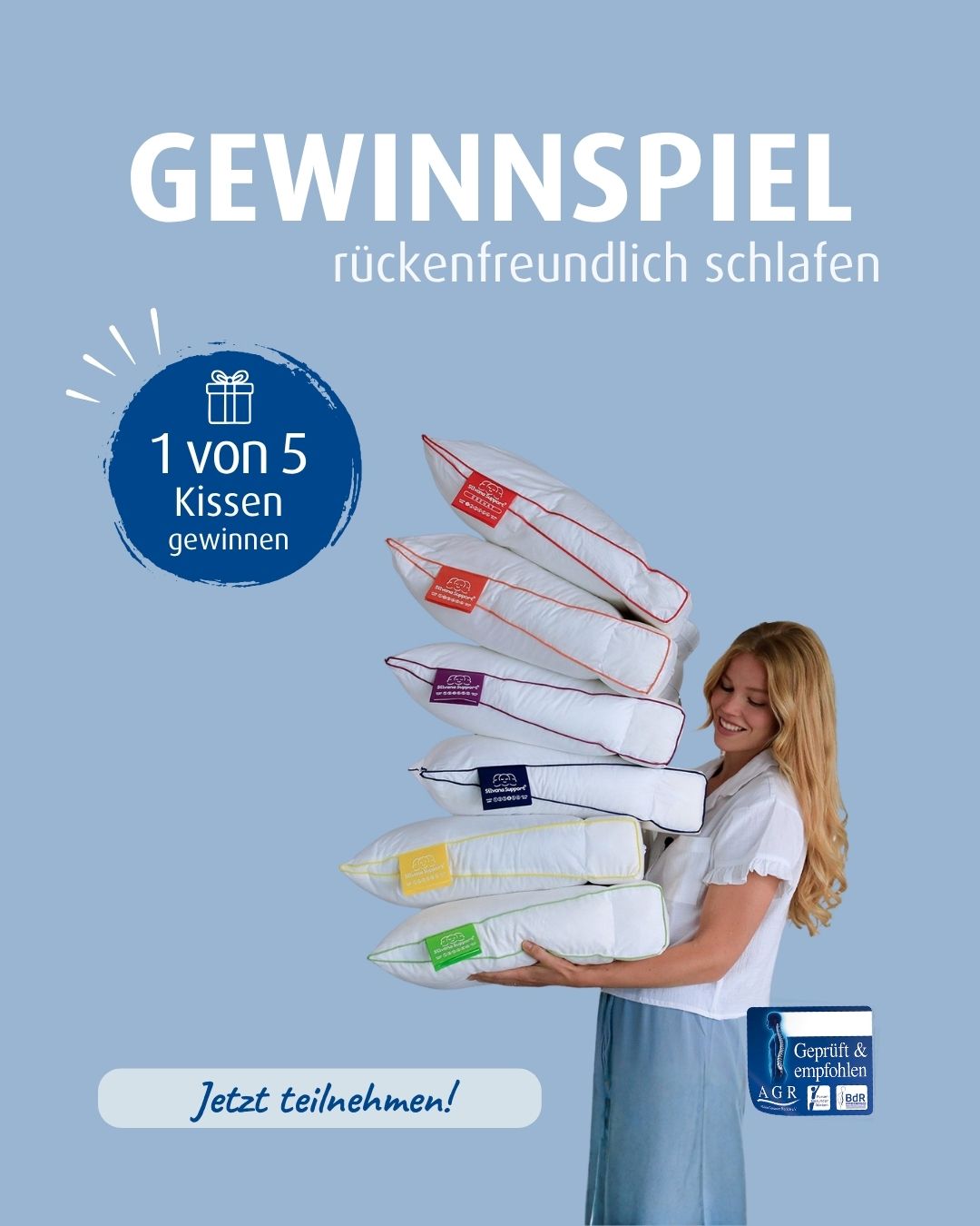 Frau hält einen Stapel weißer Kissen – Gewinnspiel-Grafik mit dem Text „rückenfreundlich schlafen".