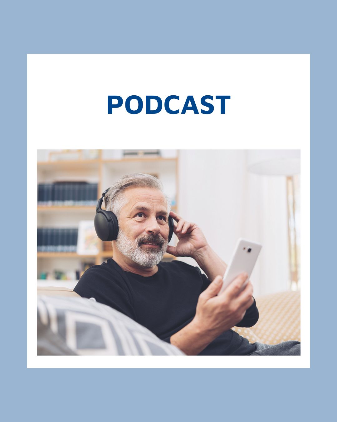 Grafik mit Schriftzug Podcast und Mann mit Kopfhörern, der auf dem Sofa sitzt und ein Smartphone nutzt. 