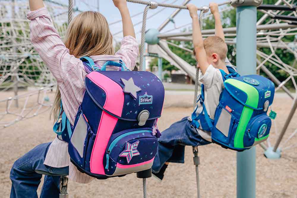 Zwei Kinder mit Schulranzen