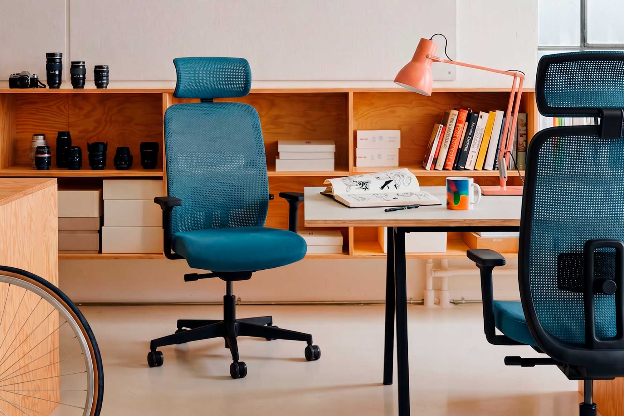 Sitness AirWay Bürostuhl von Topstar an einem modern eingerichteten Arbeitsplatz.